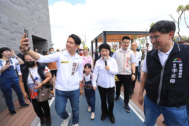 台中市長盧秀燕視察台中公園好宅天空步道。圖/台中住宅處提供